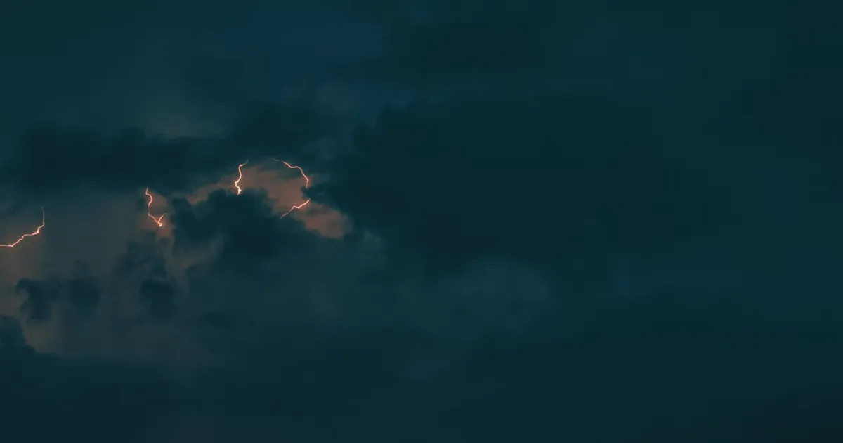 文章封面图：雨