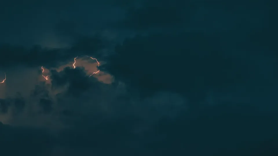 文章封面图：雨